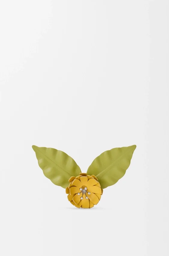 Broszka w kształcie kapelusza z motywem kwiatowym, wykonana ze skóry cielęcej Broszka w kształcie kapelusza z motywem kwiatowym, wykonana ze skóry cielęcej