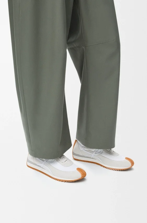 Buty sportowe „Flow Runner” z nylonu i zamszu Buty sportowe „Flow Runner” z nylonu i zamszu