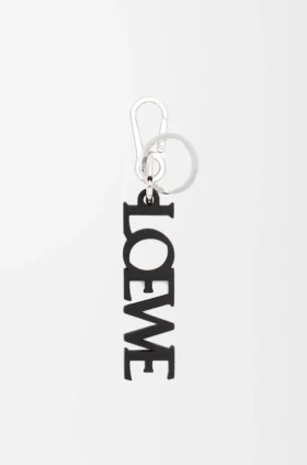 Charm z charakterystycznym motywem loewe z gładkiej skóry cielęcej