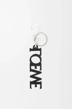Charm z charakterystycznym motywem loewe z gładkiej skóry cielęcej