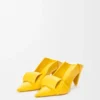 Czółenka „Origami Con” z klapką z tyłu, wykonane ze skóry jagnięcej