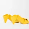 Czółenka „Origami Con” z klapką z tyłu, wykonane ze skóry jagnięcej