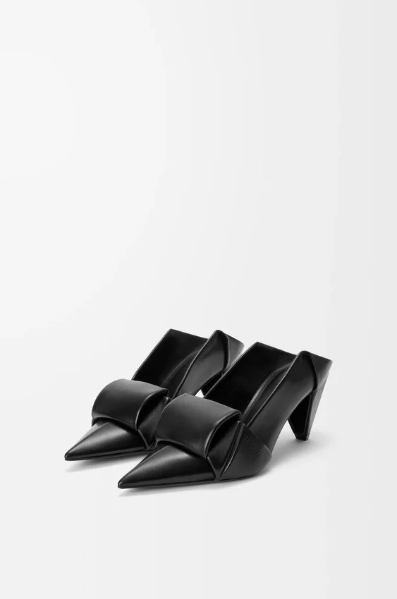 Czółenka z klapką z tyłu w stylu origami, wykonane ze skóry jagnięcej Czółenka z klapką z tyłu w stylu origami, wykonane ze skóry jagnięcej