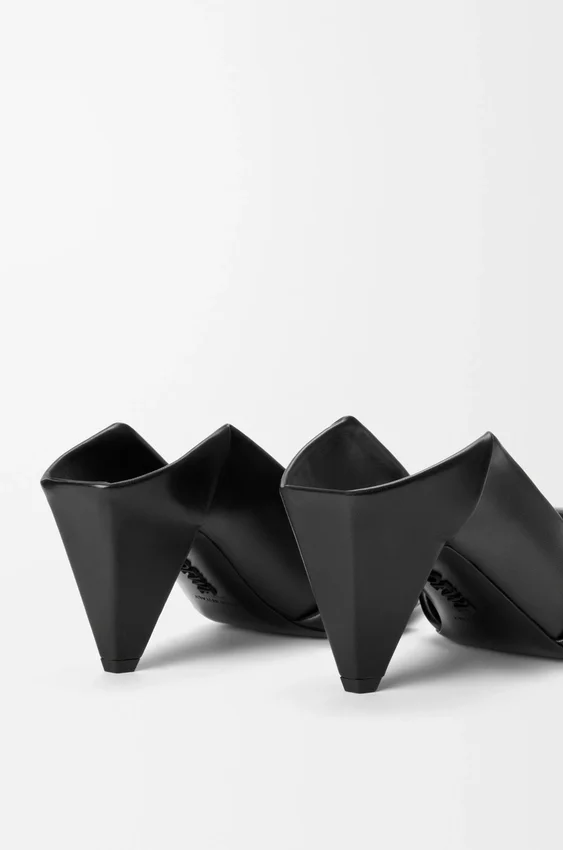 Czółenka z klapką z tyłu w stylu origami, wykonane ze skóry jagnięcej Czółenka z klapką z tyłu w stylu origami, wykonane ze skóry jagnięcej