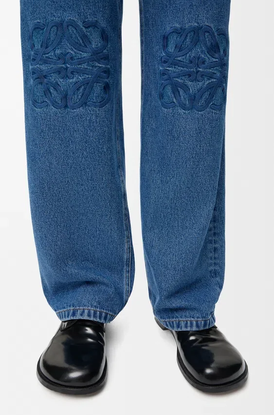 Dżinsy typu baggy z anagramem Dżinsy typu baggy z anagramem
