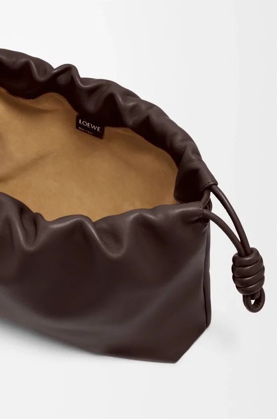 Duża Flamenco Purse z miękkiej skóry jagnięcej typu nappa Duża Flamenco Purse z miękkiej skóry jagnięcej typu nappa