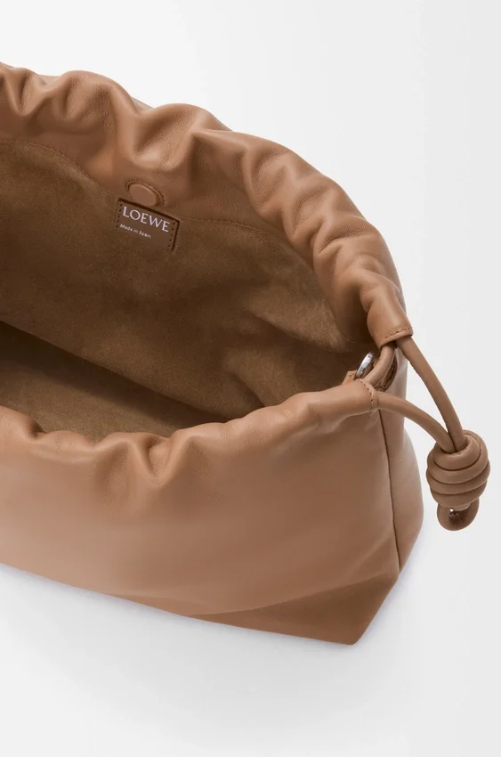 Duża Flamenco Purse z miękkiej skóry jagnięcej typu nappa Duża Flamenco Purse z miękkiej skóry jagnięcej typu nappa