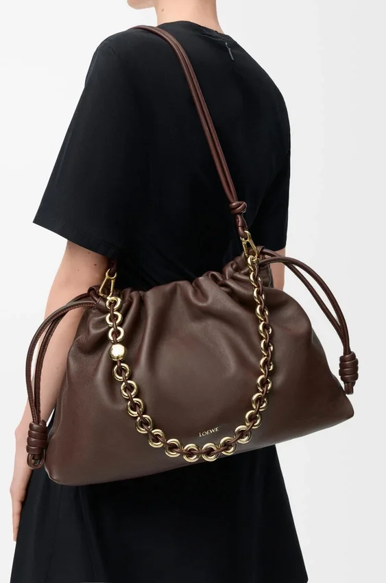 Duża Flamenco Purse z miękkiej skóry jagnięcej typu nappa Duża Flamenco Purse z miękkiej skóry jagnięcej typu nappa