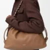 Duża Flamenco Purse z miękkiej skóry jagnięcej typu nappa Duża Flamenco Purse z miękkiej skóry jagnięcej typu nappa