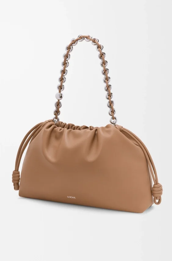 Duża Flamenco Purse z miękkiej skóry jagnięcej typu nappa Duża Flamenco Purse z miękkiej skóry jagnięcej typu nappa