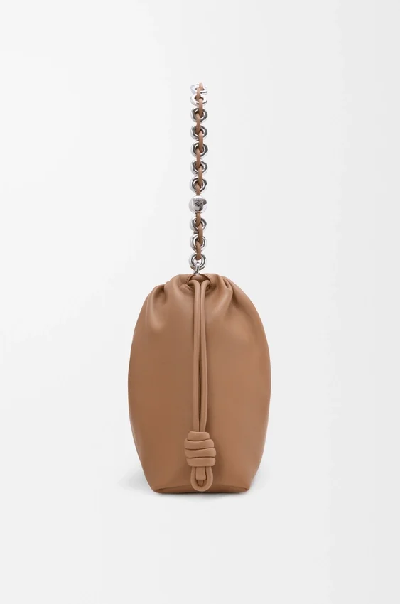 Duża Flamenco Purse z miękkiej skóry jagnięcej typu nappa Duża Flamenco Purse z miękkiej skóry jagnięcej typu nappa