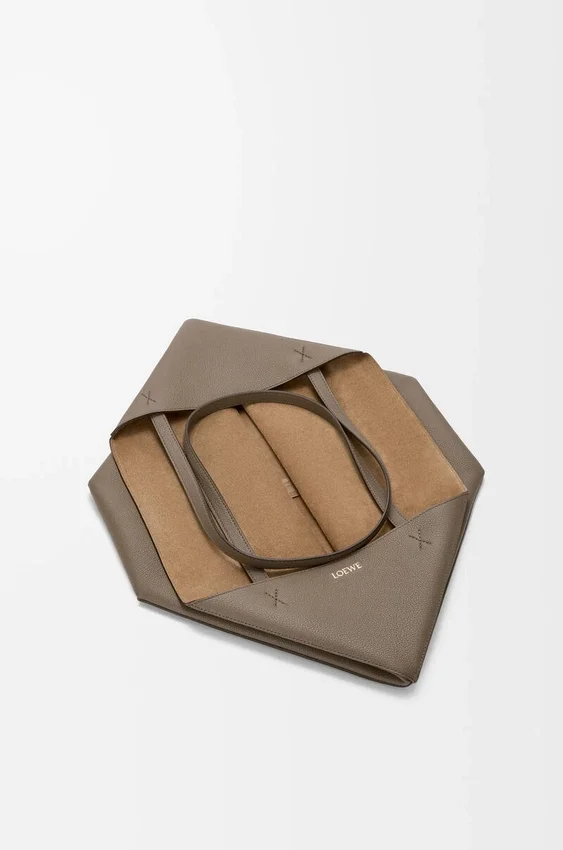 Duża, pozioma torba Puzzle Fold z miękkiej, ziarnistej skóry cielęcej Duża, pozioma torba Puzzle Fold z miękkiej, ziarnistej skóry cielęcej