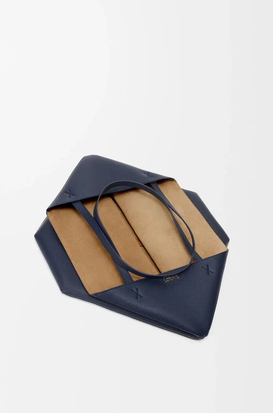 Duża, pozioma torba Puzzle Fold z miękkiej, ziarnistej skóry cielęcej Duża, pozioma torba Puzzle Fold z miękkiej, ziarnistej skóry cielęcej