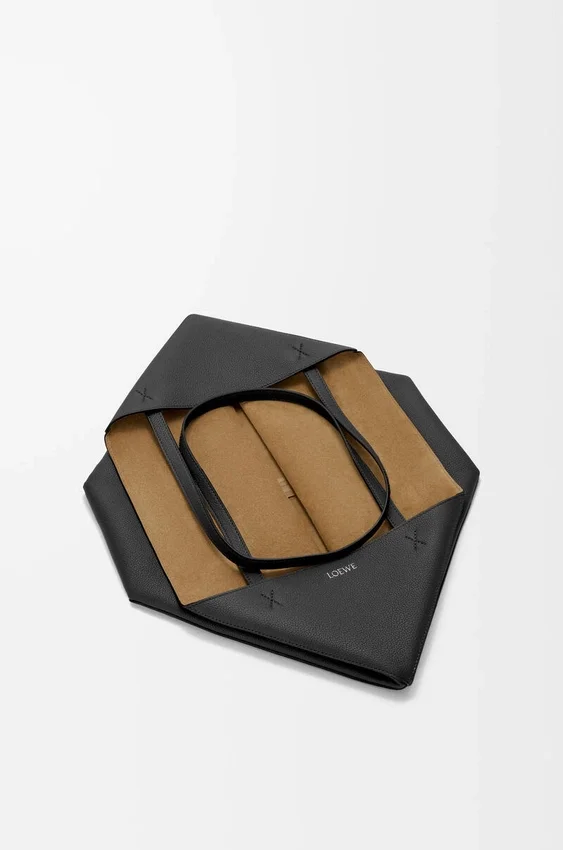 Duża, pozioma torba Puzzle Fold z miękkiej, ziarnistej skóry cielęcej Duża, pozioma torba Puzzle Fold z miękkiej, ziarnistej skóry cielęcej
