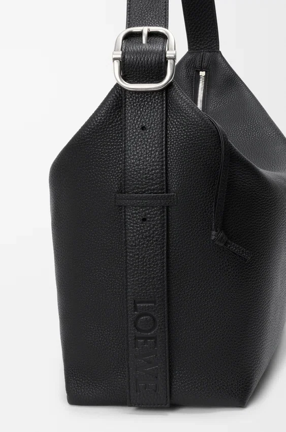 Duża torba Loop Hobo z miękkiej, ziarnistej skóry cielęcej Duża torba Loop Hobo z miękkiej, ziarnistej skóry cielęcej