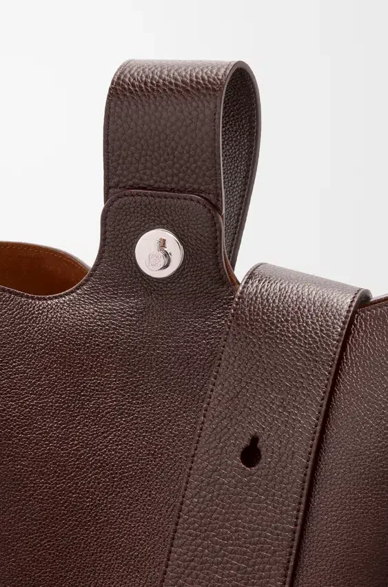 Duża torba Pebble Bucket z miękkiej, ziarnistej skóry cielęcej Duża torba Pebble Bucket z miękkiej, ziarnistej skóry cielęcej
