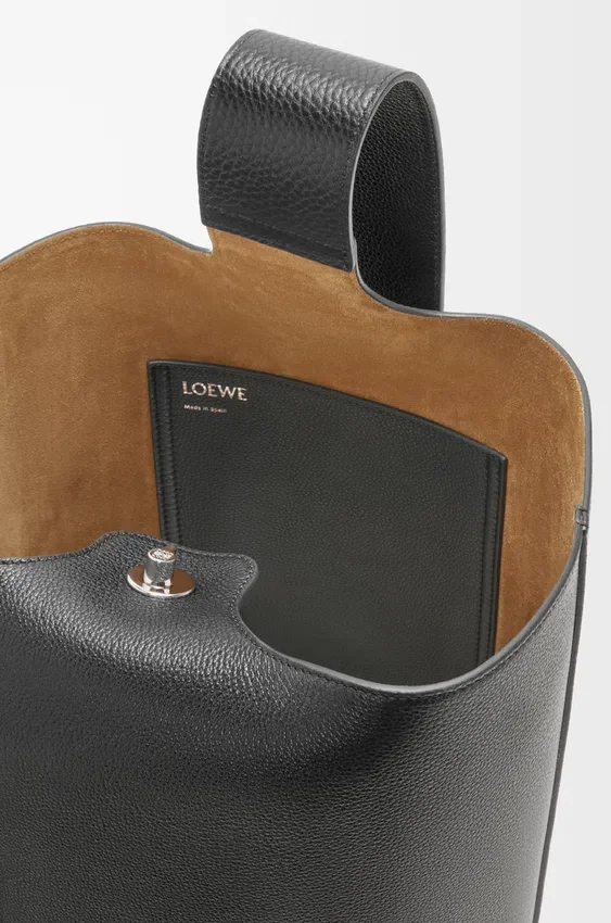 Duża torba Pebble Bucket z miękkiej, ziarnistej skóry cielęcej Duża torba Pebble Bucket z miękkiej, ziarnistej skóry cielęcej