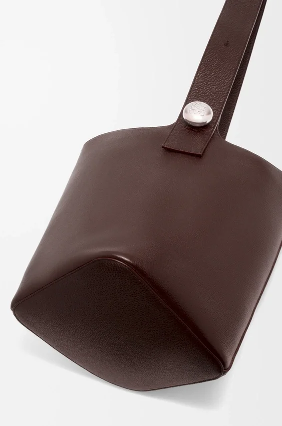 Duża torba Pebble Bucket z miękkiej, ziarnistej skóry cielęcej Duża torba Pebble Bucket z miękkiej, ziarnistej skóry cielęcej