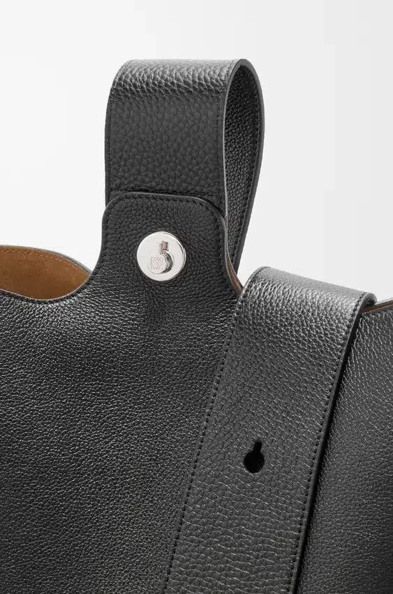 Duża torba Pebble Bucket z miękkiej, ziarnistej skóry cielęcej Duża torba Pebble Bucket z miękkiej, ziarnistej skóry cielęcej