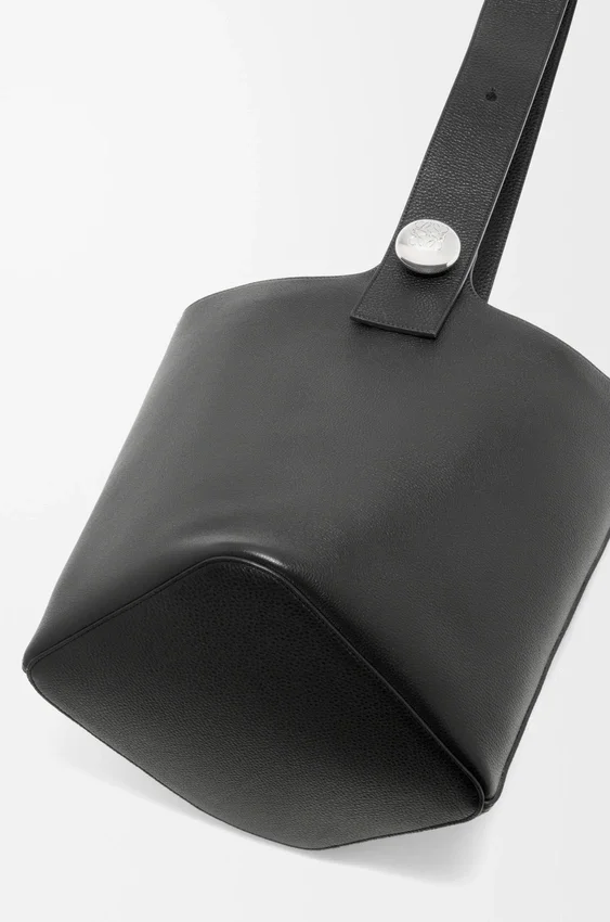 Duża torba Pebble Bucket z miękkiej, ziarnistej skóry cielęcej Duża torba Pebble Bucket z miękkiej, ziarnistej skóry cielęcej