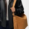 Duża torba typu hobo „Loop” z zamszowej skóry cielęcej Duża torba typu hobo „Loop” z zamszowej skóry cielęcej