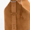 Duża torba typu hobo „Loop” z zamszowej skóry cielęcej Duża torba typu hobo „Loop” z zamszowej skóry cielęcej