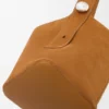 Duża torba typu Pebble Bucket z zamszowej skóry cielęcej