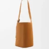 Duża torba typu Pebble Bucket z zamszowej skóry cielęcej