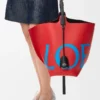 Duża torebka typu bucket Bilbao z oversize’owym logo, wykonana z gładkiej skóry cielęcej