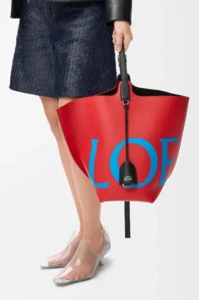 Duża torebka typu bucket Bilbao z oversize’owym logo, wykonana z gładkiej skóry cielęcej