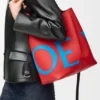 Duża torebka typu bucket Bilbao z oversize’owym logo, wykonana z gładkiej skóry cielęcej
