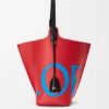 Duża torebka typu bucket Bilbao z oversize’owym logo, wykonana z gładkiej skóry cielęcej