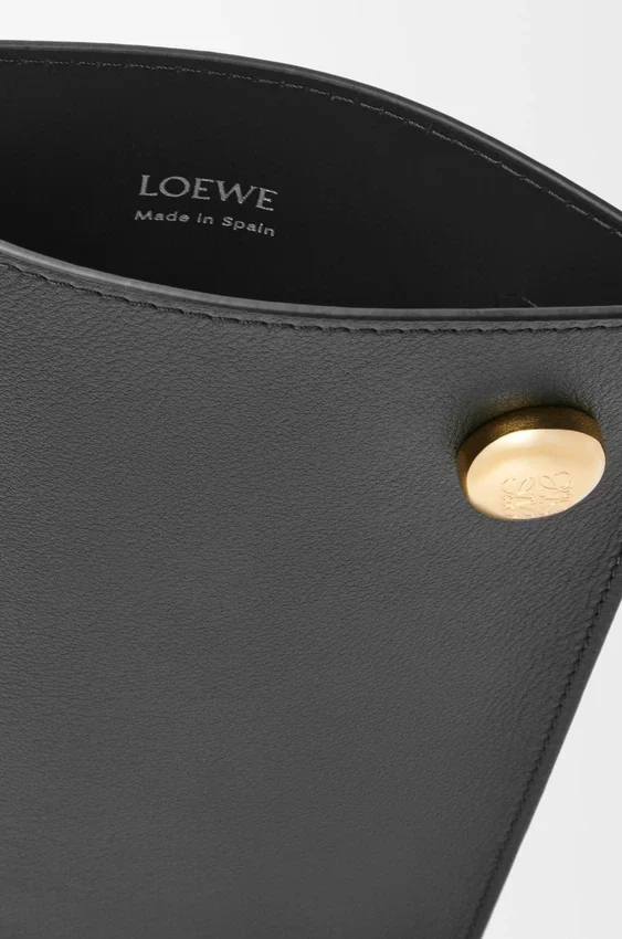 Etui na kostkę „Pebble” z klasycznej skóry cielęcej Etui na kostkę „Pebble” z klasycznej skóry cielęcej