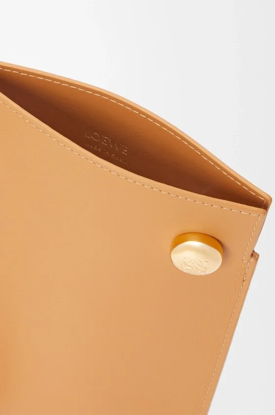 Etui na kostkę „Pebble” z klasycznej skóry cielęcej Etui na kostkę „Pebble” z klasycznej skóry cielęcej