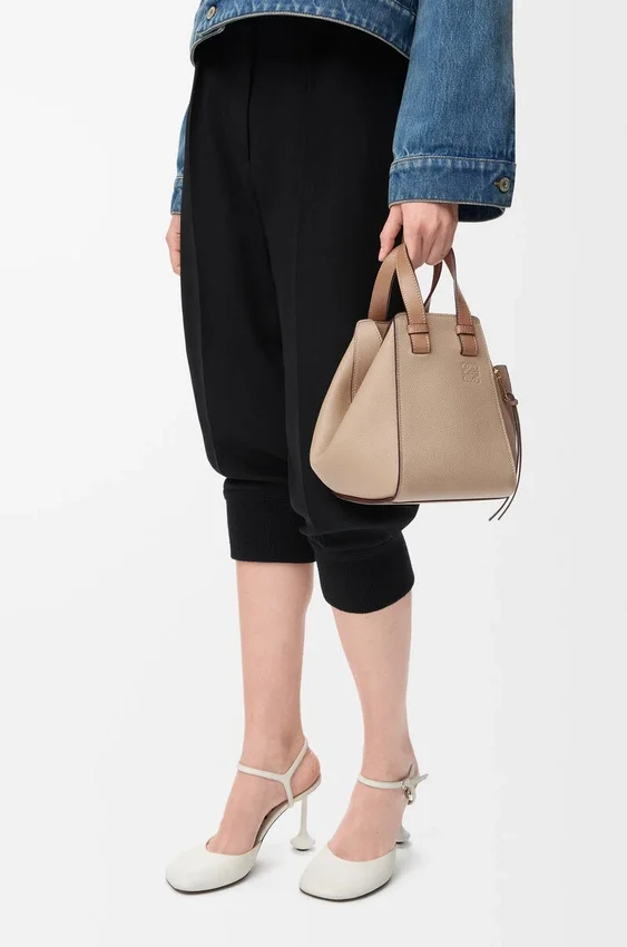 Kompaktowa torba typu „Hammock” z miękkiej, ziarnistej skóry cielęcej Kompaktowa torba typu „Hammock” z miękkiej, ziarnistej skóry cielęcej