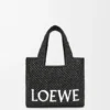 Mała Font Tote z napisem „Loewe” z rafii Mała Font Tote z napisem „Loewe” z rafii
