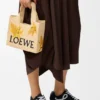 Mała Font Tote z napisem „Loewe” z rafii Mała Font Tote z napisem „Loewe” z rafii