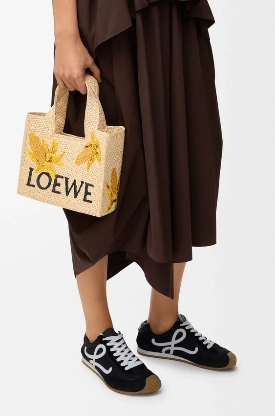 Mała Font Tote z napisem „Loewe” z rafii Mała Font Tote z napisem „Loewe” z rafii