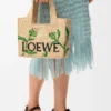 Mała Font Tote z napisem „Loewe” z rafii Mała Font Tote z napisem „Loewe” z rafii