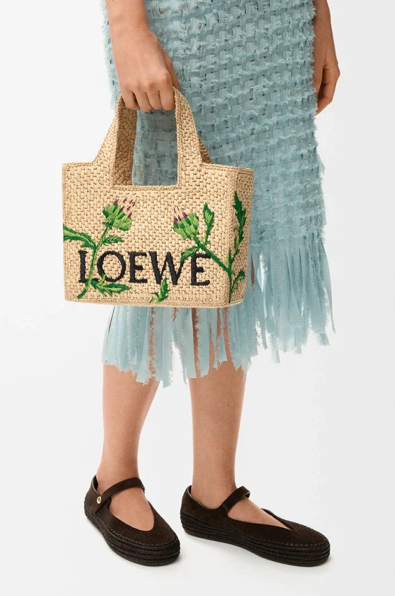 Mała Font Tote z napisem „Loewe” z rafii Mała Font Tote z napisem „Loewe” z rafii