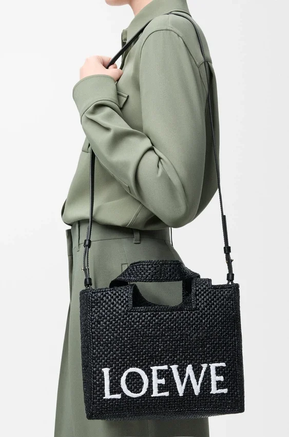 Mała Font Tote z napisem „Loewe” z rafii Mała Font Tote z napisem „Loewe” z rafii