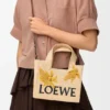 Mała Font Tote z napisem „Loewe” z rafii Mała Font Tote z napisem „Loewe” z rafii