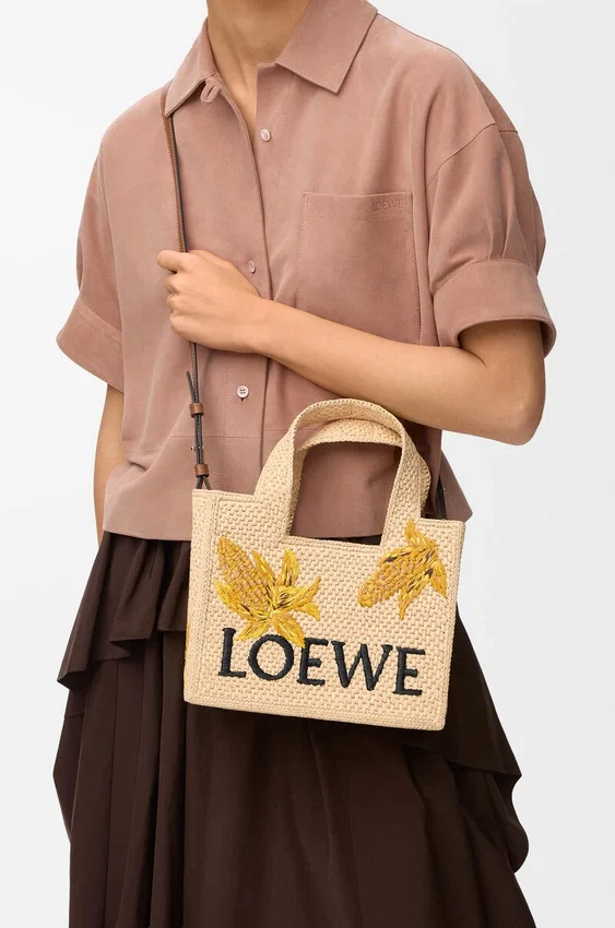 Mała Font Tote z napisem „Loewe” z rafii Mała Font Tote z napisem „Loewe” z rafii