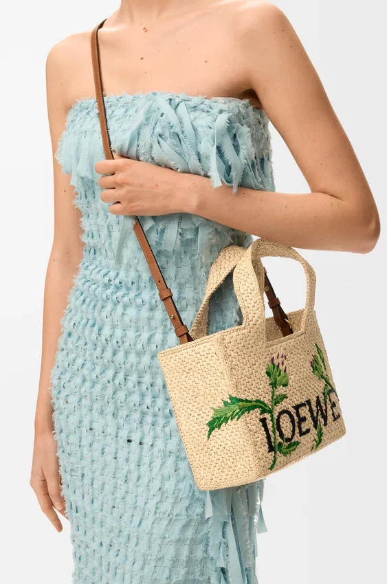 Mała Font Tote z napisem „Loewe” z rafii Mała Font Tote z napisem „Loewe” z rafii