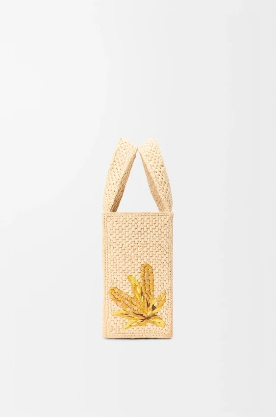 Mała Font Tote z napisem „Loewe” z rafii Mała Font Tote z napisem „Loewe” z rafii