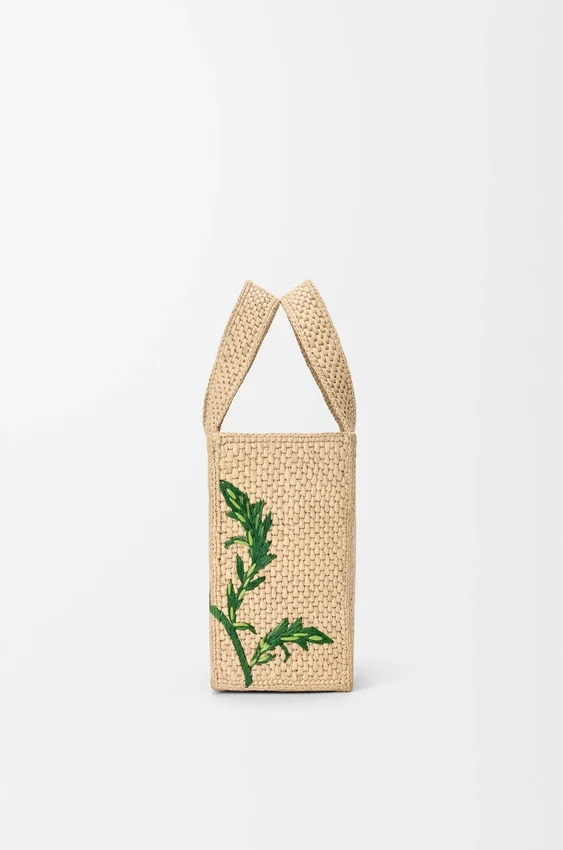 Mała Font Tote z napisem „Loewe” z rafii Mała Font Tote z napisem „Loewe” z rafii