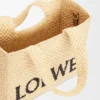 Mała Font Tote z napisem „Loewe” z rafii Mała Font Tote z napisem „Loewe” z rafii