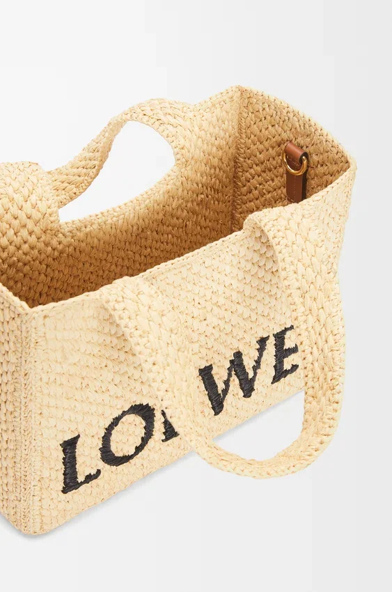 Mała Font Tote z napisem „Loewe” z rafii Mała Font Tote z napisem „Loewe” z rafii