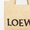 Mała Font Tote z napisem „Loewe” z rafii Mała Font Tote z napisem „Loewe” z rafii