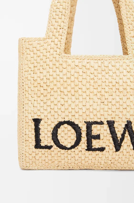 Mała Font Tote z napisem „Loewe” z rafii Mała Font Tote z napisem „Loewe” z rafii